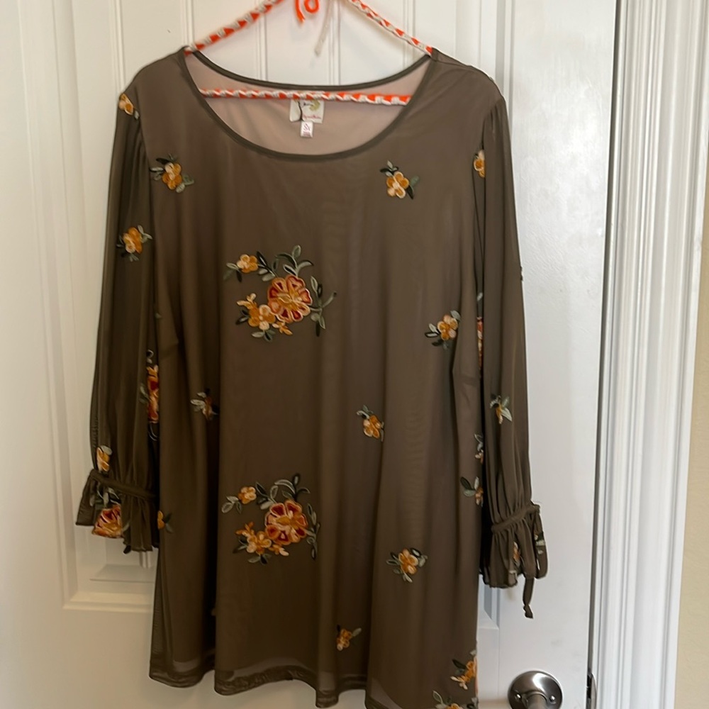 Beautiful lined, embroidered top with sleeves detail.